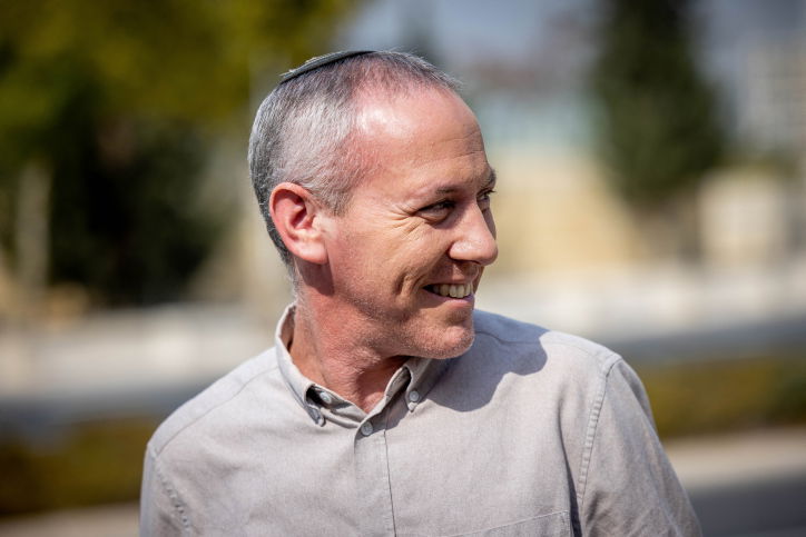 חבר הכנסת סיפר: מדוע חיפש גרביים באמצע ראיון רדיופוני?