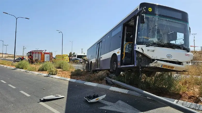 אוטובוס הידרדר לשולי הדרך; גבר כבן 50 נפגע ונהרג במקום