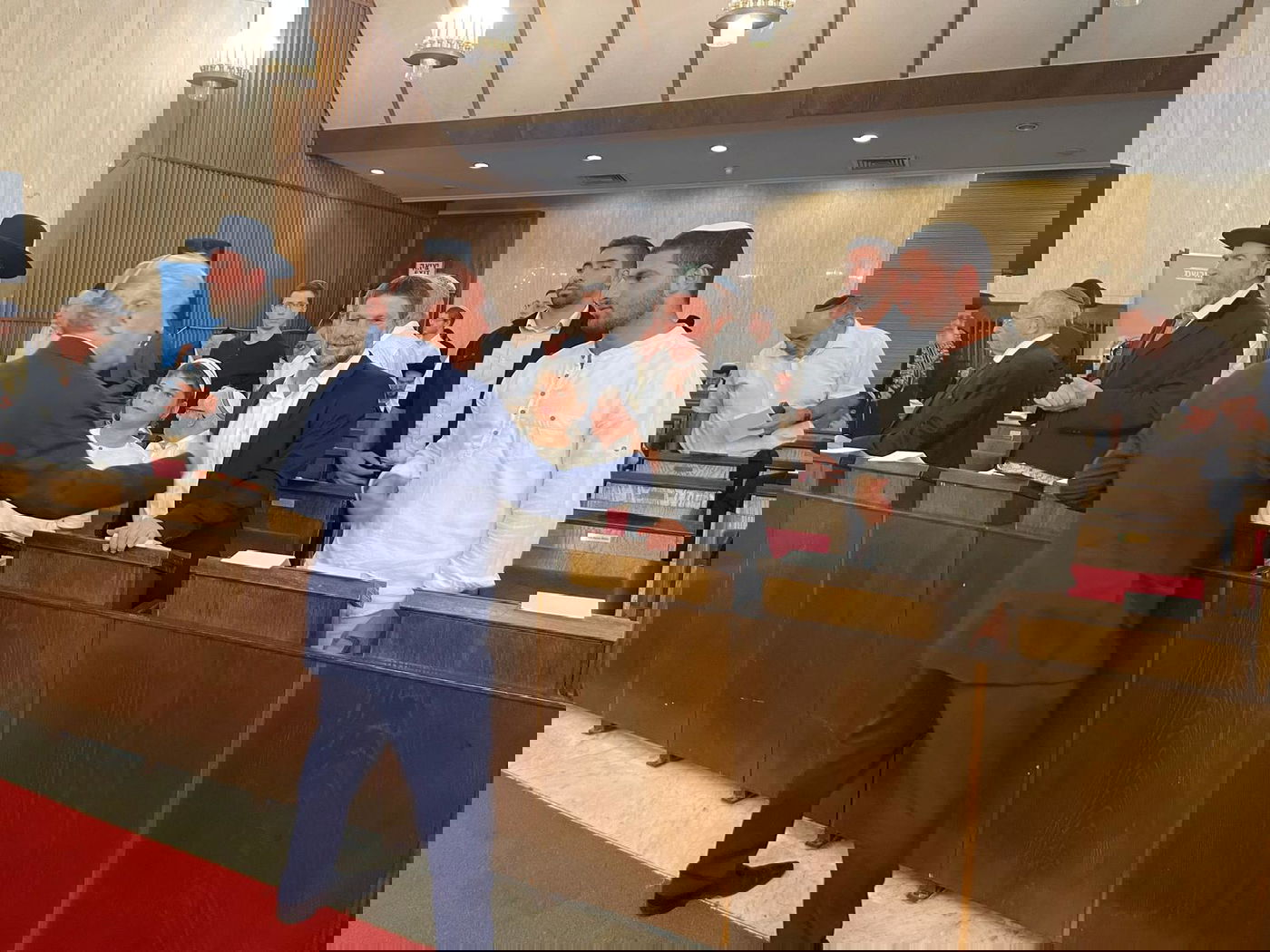 שר האוצר בצלאל סמוטריץ' מאזין לדברי הראשל"צ