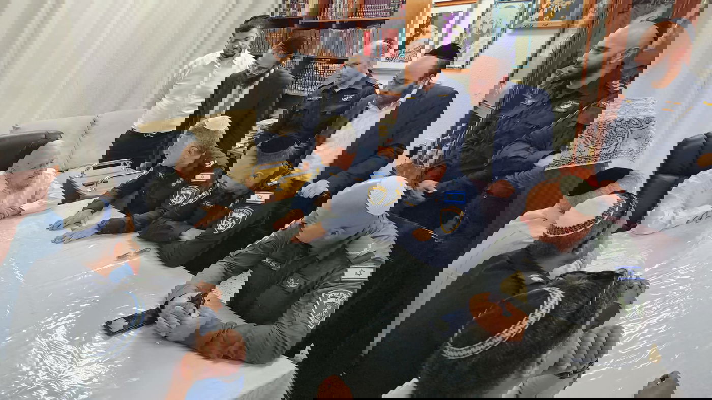 "המחבלים" גירשו את הקצינים הבכירים מהיכל ישיבת פוניבז'