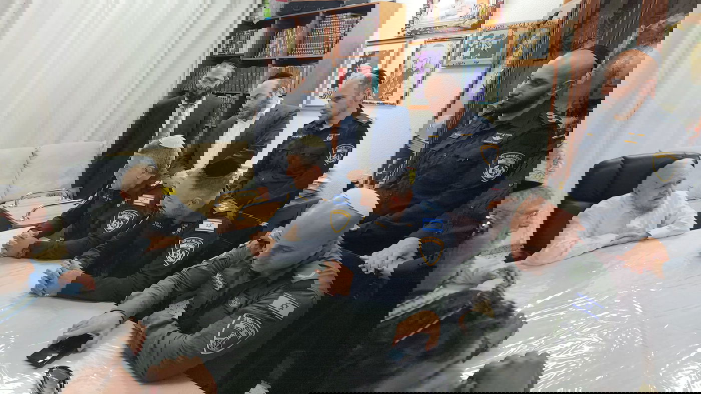 "המחבלים" גירשו את הקצינים הבכירים מהיכל ישיבת פוניבז'