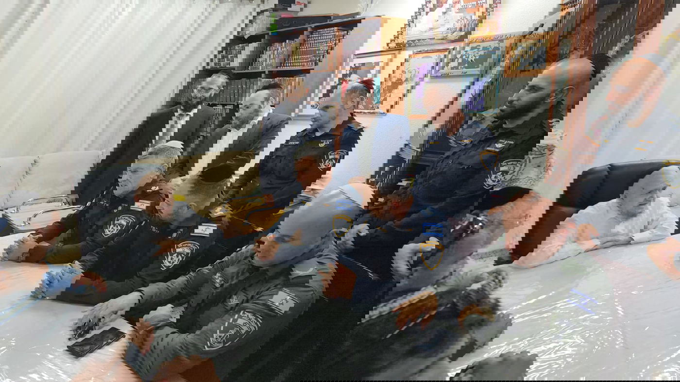 "המחבלים" גירשו את הקצינים הבכירים מהיכל ישיבת פוניבז'