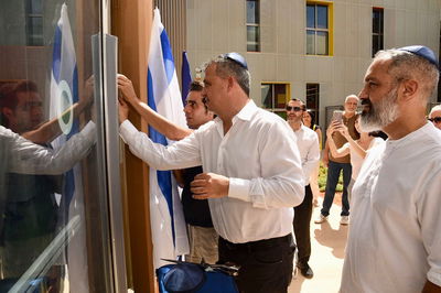 גפן קובע מזוזה, היום