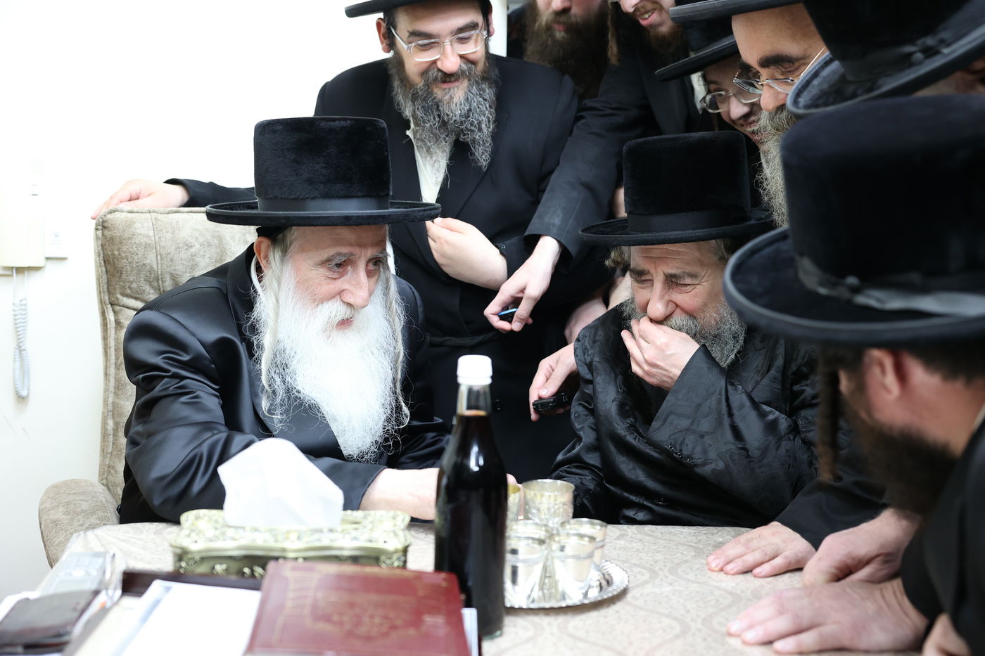 ביקור הרבי מרחמיסטריווקא במעונו של הרבי ממחנובקא | תיעוד