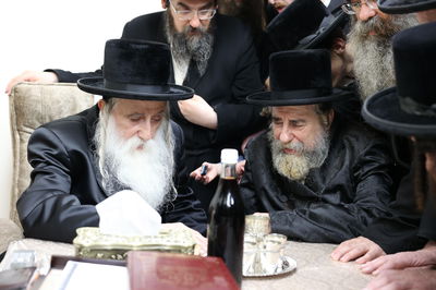 ביקור הרבי מרחמיסטריווקא במעונו של הרבי ממחנובקא | תיעוד