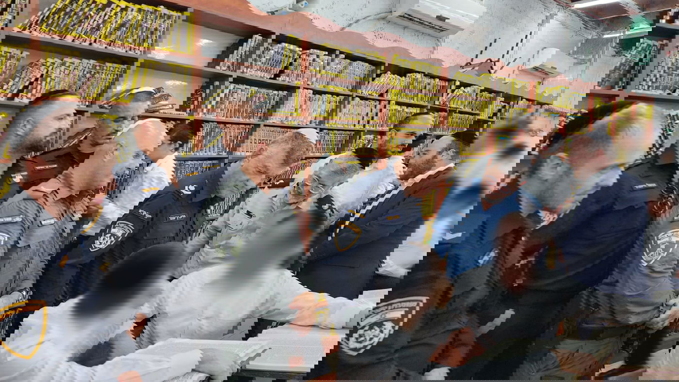 קציני המשטרה משוחחים עם תלמידי ישיבת פוניבז'