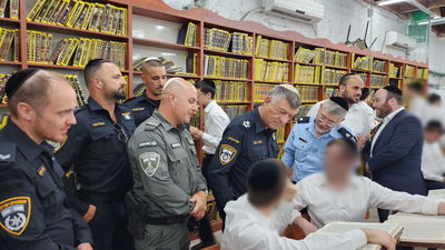 קציני המשטרה משוחחים עם תלמידי ישיבת פוניבז'