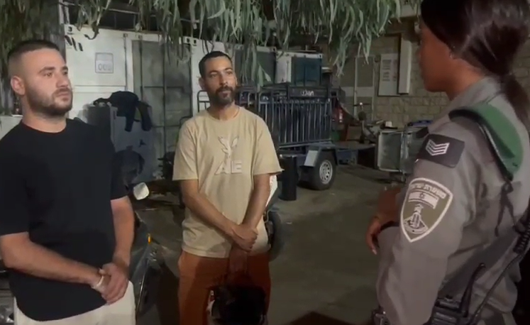 קצינת מג"ב עם בעלי הקטנוע 