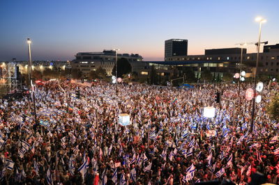 המפגינים בירושלים, הערב