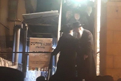 האדמו"ר מגור ביציאה - מלווה באדמו"ר מויז'ניץ