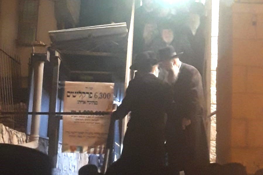 האדמו"ר מגור ביציאה - מלווה באדמו"ר מויז'ניץ