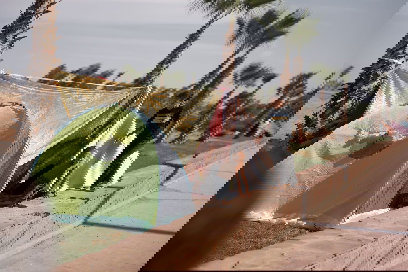 "מםחדים מרעידות משנה". אוהלים ארעיים במרקש - מרוקו