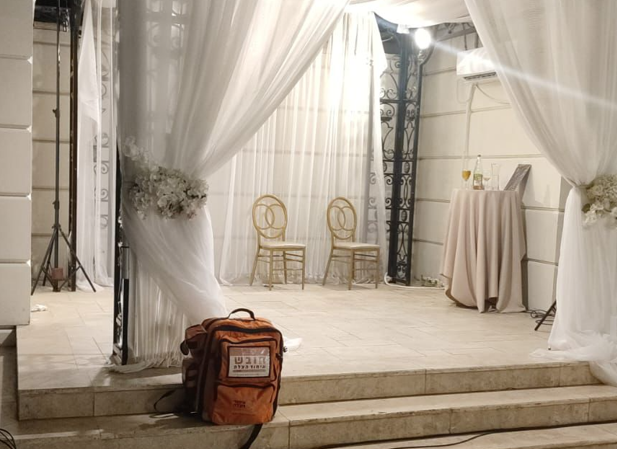 אולם האירועים, הערב