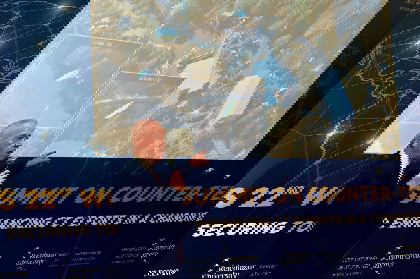 גלנט מצביע על שדה התעופה בנאומו היום