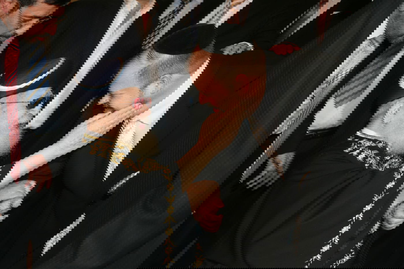 גרואכר ז"ל מקבל את ברכת מרן הגר"ע יוסף זצ"ל