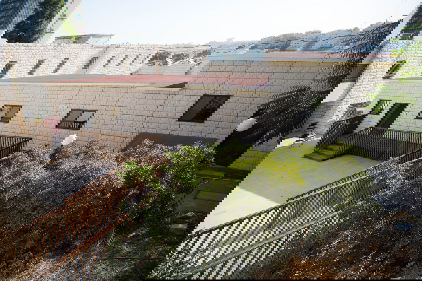 מעמד קביעת מזוזה במבנה שלוחת הסמינר הישן