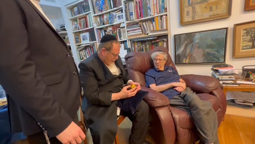 ברק מציג את התפילין, אתמול