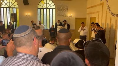 ילדיו של דדי גראוכר ז"ל שרים את שיריו בהלווייתו | צפו