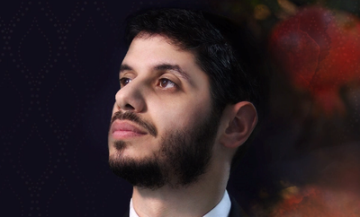 ישי שלר מבצע את שירו של רבו: "אם רוח המושל"