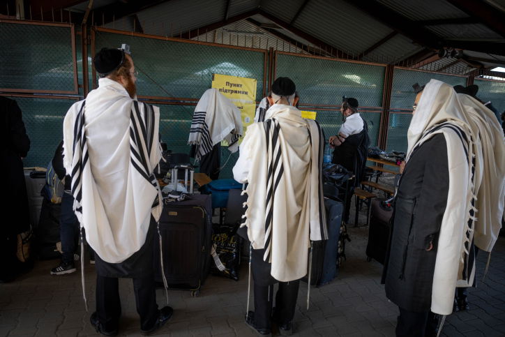 חסידים בדרך לציון רבי נחמן באומן