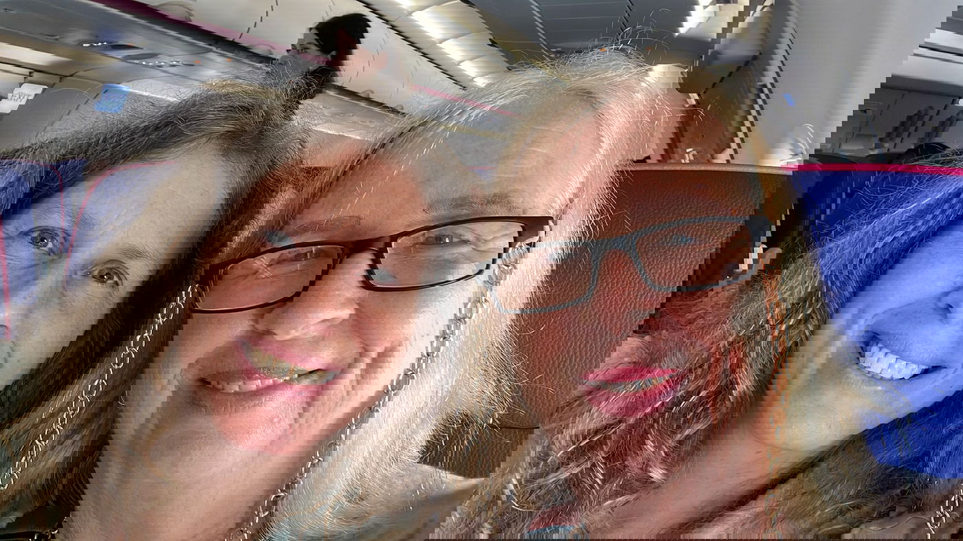 האם ובתה במטוס 