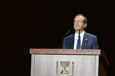 הנשיא הרצוג, הערב