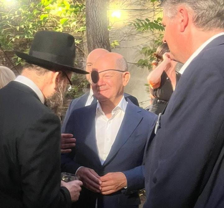 הרב טייכטל ושולץ