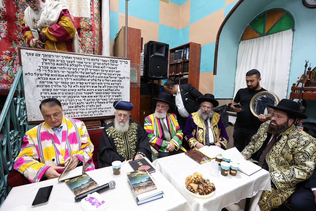 הבוכרים חזרו לשכונה לאמירת הסליחות בבית הכנסת העתיק | גלריה