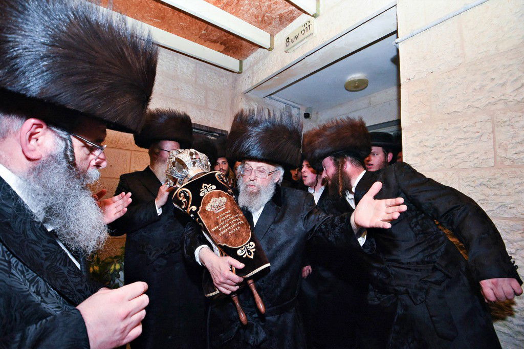 המונים חגגו בהכנסת ספר תורה לביהכ''נ פינסק קרלין בביתר | גלריה