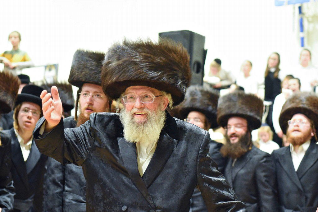 המונים חגגו בהכנסת ספר תורה לביהכ''נ פינסק קרלין בביתר | גלריה