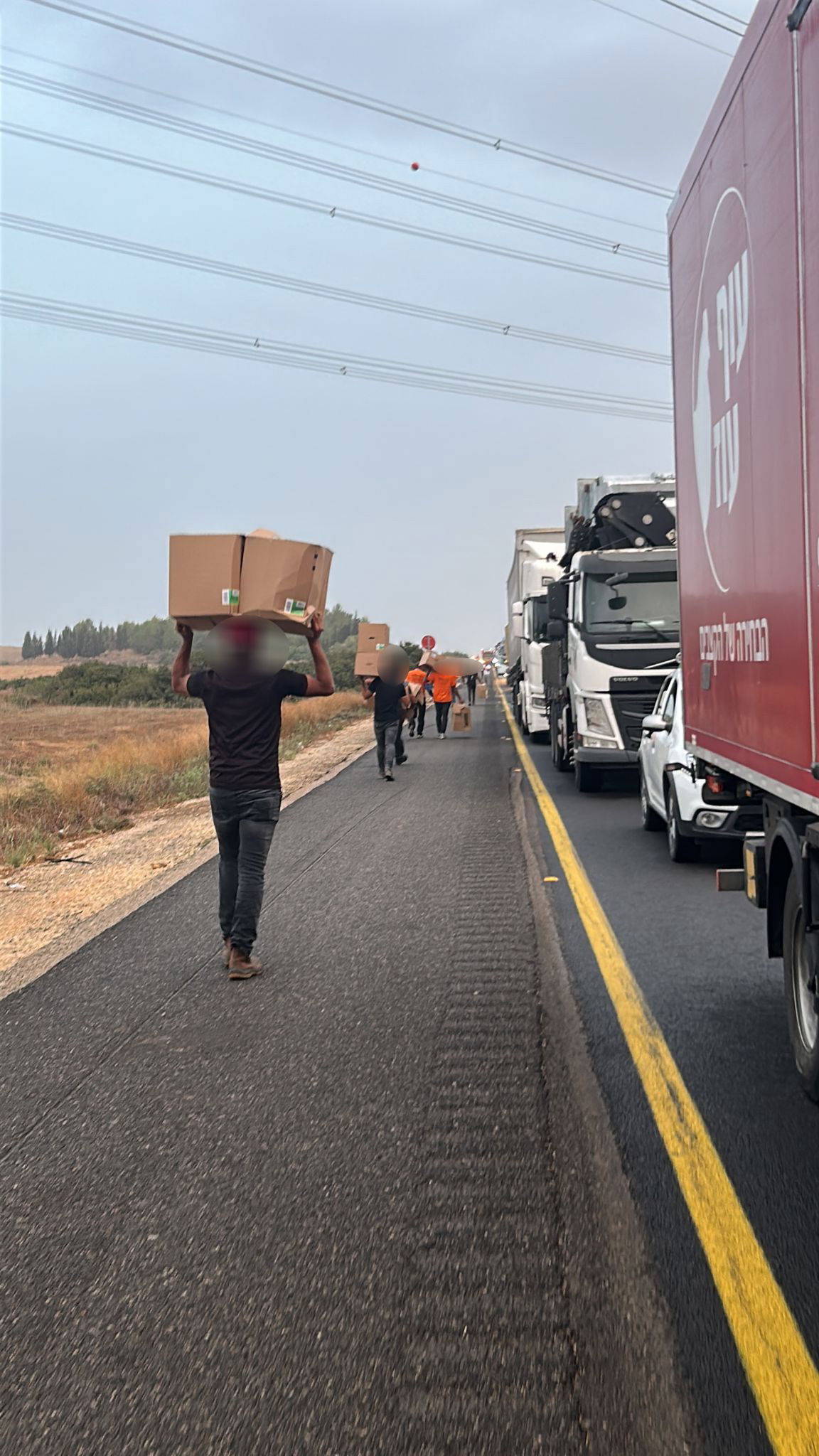 בוזזים את תכולת המשאית