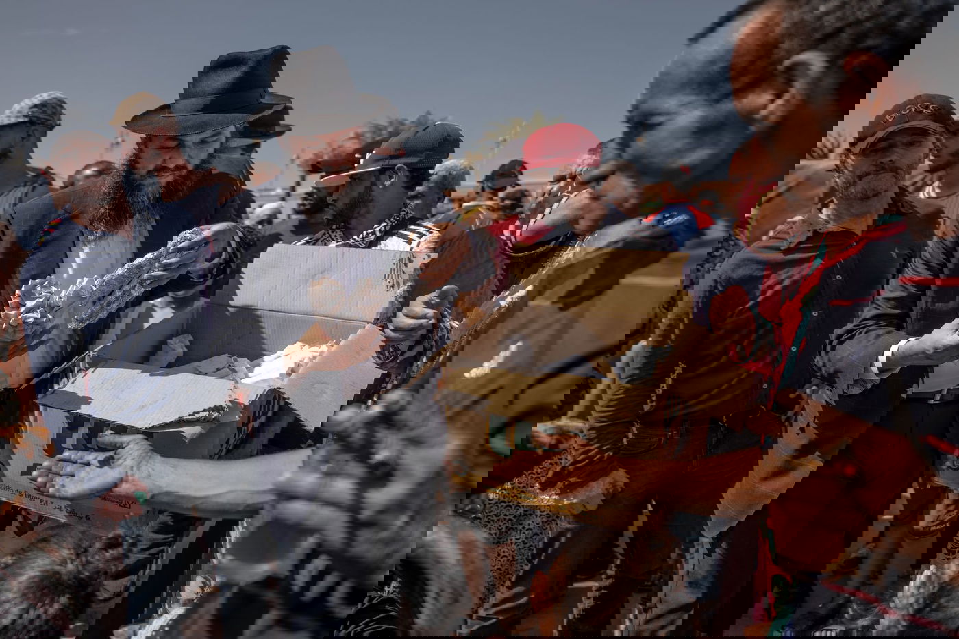 הרב באנון מחלק כריכים