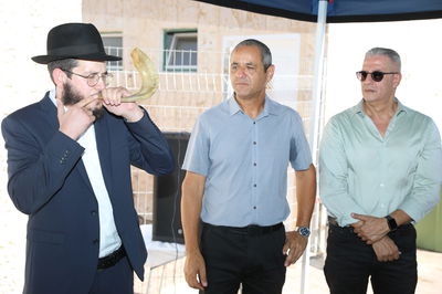 הרב מרדכי גרוזמן משלוחי חב"ד בחדרה, תוקע בשופר לראש העיר ובכירי העירייה