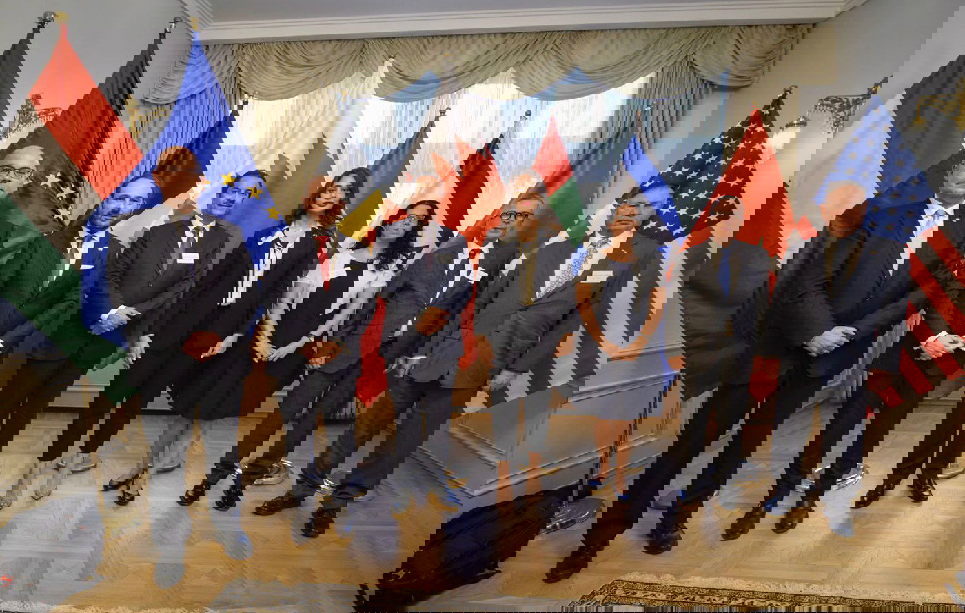 חבר הפרלמנט עם השגרירים