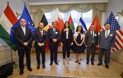 חבר הפרלמנט עם השגרירים 