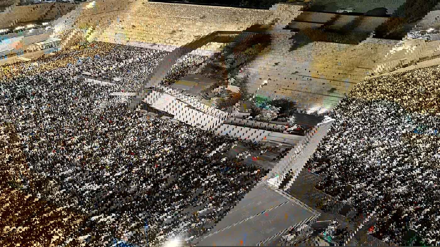 ערב ראש השנה: רבבות השתתפו במעמד הסליחות בכותל המערבי | רַחֵם עָלֵינוּ