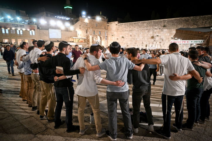 ערב ראש השנה: רבבות השתתפו במעמד הסליחות בכותל המערבי | רַחֵם עָלֵינוּ