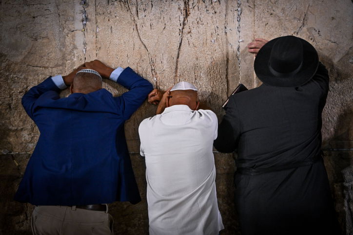 ערב ראש השנה: רבבות השתתפו במעמד הסליחות בכותל המערבי | רַחֵם עָלֵינוּ