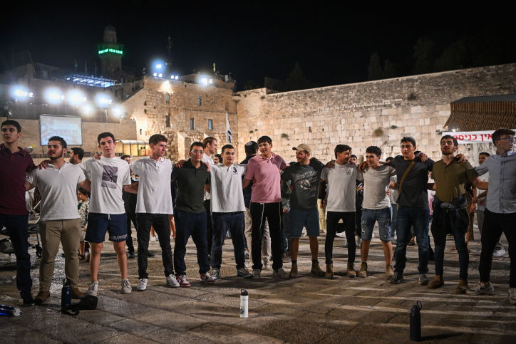 ערב ראש השנה: רבבות השתתפו במעמד הסליחות בכותל המערבי | רַחֵם עָלֵינוּ