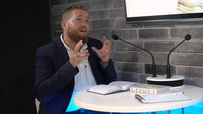 החזן שניגש לעמוד במקום הכי קרוב לקודש הקודשים