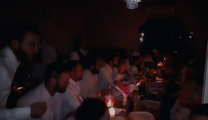 ליל ראש השנה באומן: החשמל כבה לפתע והחסידים פרצו בשירה אדירה | צפו בתיעוד