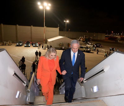 נתניהו לפני עלייתו למטוס, הלילה