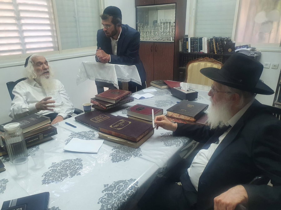 מנחם כרמל מקבל את המינוי מידיו של הגר"א דויטש
