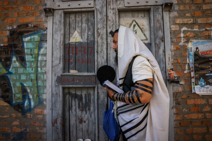 חסיד מתפלל באומן, אתמול