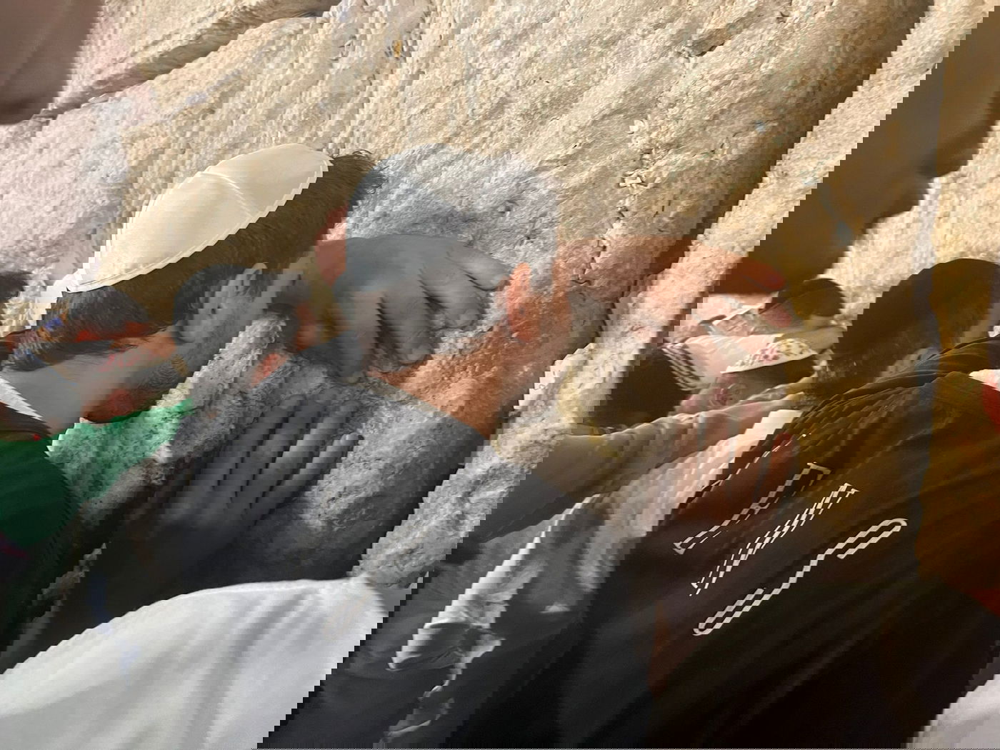 בחצות לילה: הזמר לירן דנינו ביקש סליחה בכותל המערבי