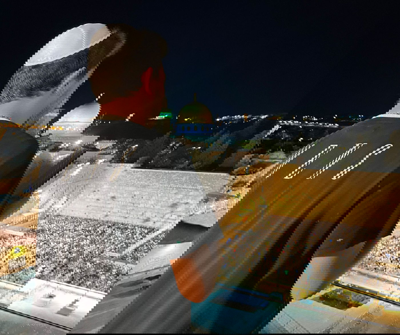 בחצות לילה: הזמר לירן דנינו ביקש סליחה בכותל המערבי