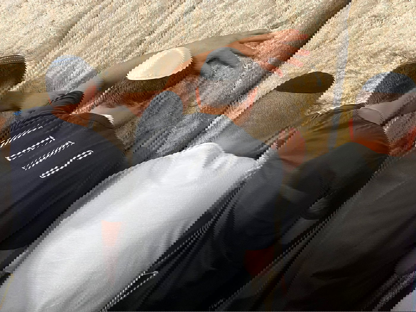 בחצות לילה: הזמר לירן דנינו ביקש סליחה בכותל המערבי