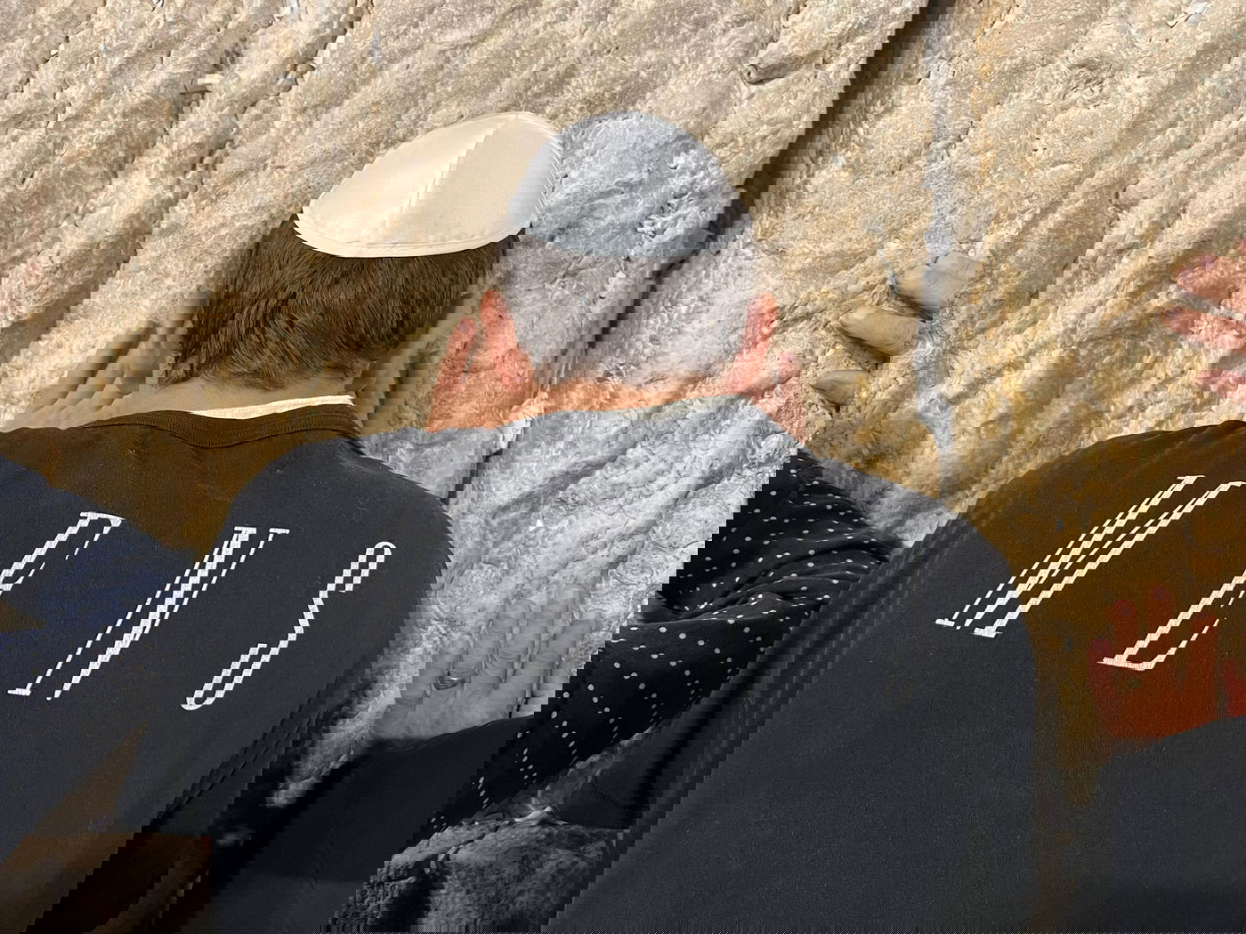 בחצות לילה: הזמר לירן דנינו ביקש סליחה בכותל המערבי