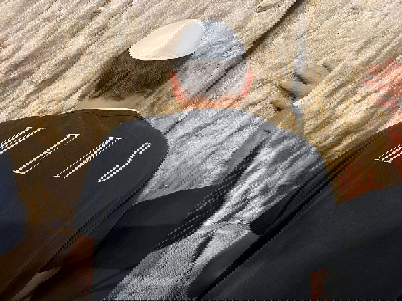 בחצות לילה: הזמר לירן דנינו ביקש סליחה בכותל המערבי