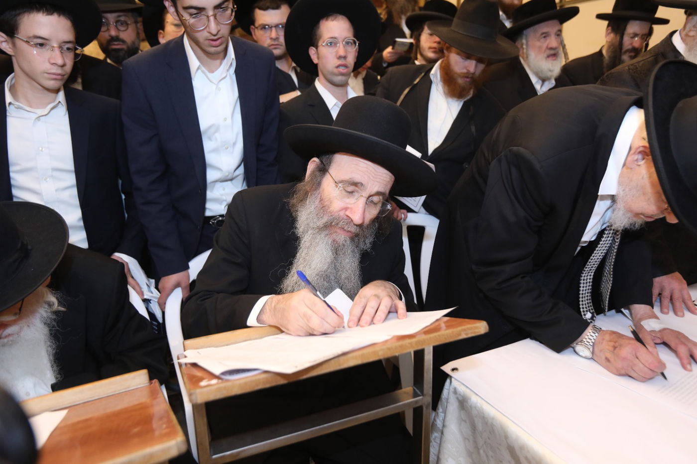 הרב בנימין פינקל בחתימה על השטר